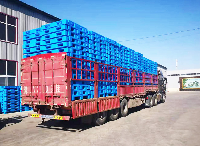 塑料托盤整車發(fā)貨，已經(jīng)裝好準(zhǔn)備發(fā)車